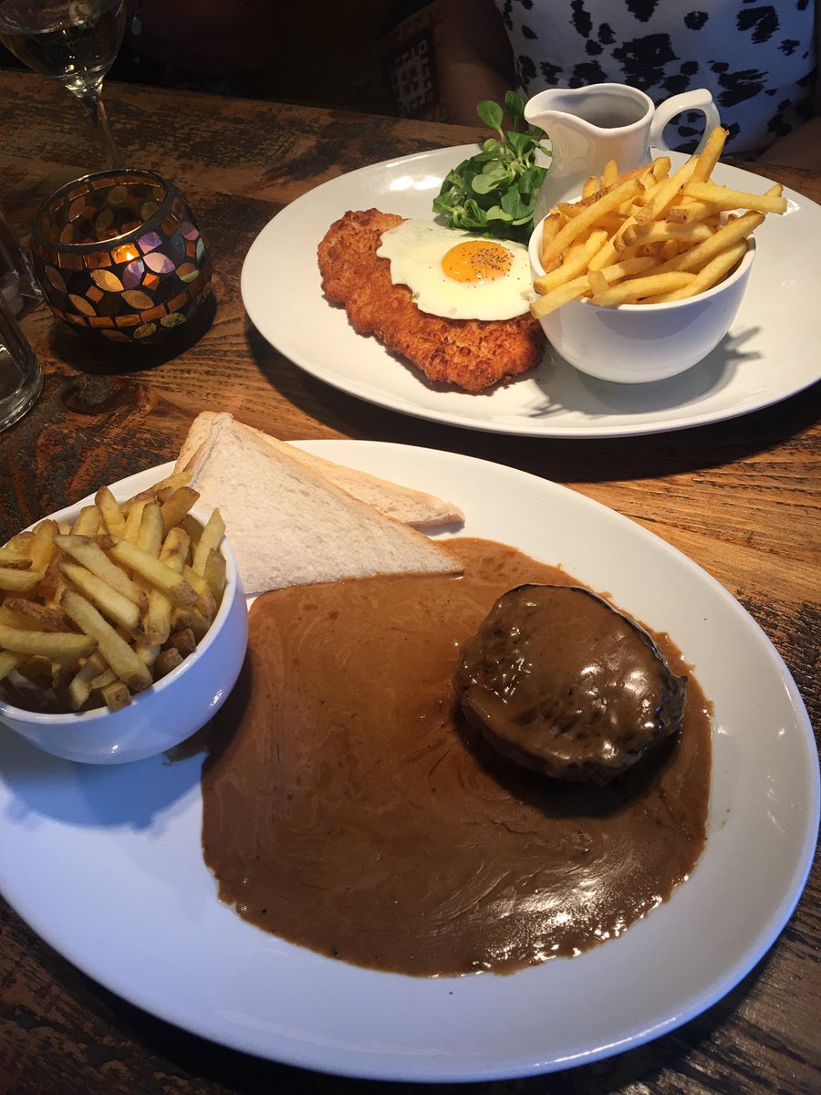 GordonFong's tweet photo. I did my bit helping out by eating out tonight. It was at Dicky’s on the #sobomile. #shoplocal #eatlocal #sleeplocal #hostlocal #foodies #greedies #southbourne #pbst https://t.co/0mZIktD6ok
