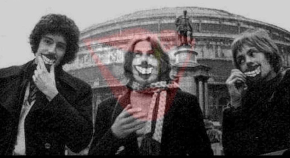 ayoh_vega's tweet photo. #Smile #DoinAlright #Queen #DoingAllRight #本日の一曲

Smile - Doin' Alright
https://t.co/auvIdvtzjs

LP "Gettin' Smile" 収録、Tim Staffell作。

後にDr. Brian MayによりQueen ⅠにDoing All Rightとして収録。

Doing All Right (Queen In Earls Court) 
https://t.co/WbROkQoAjX https://t.co/817NLIaOEe