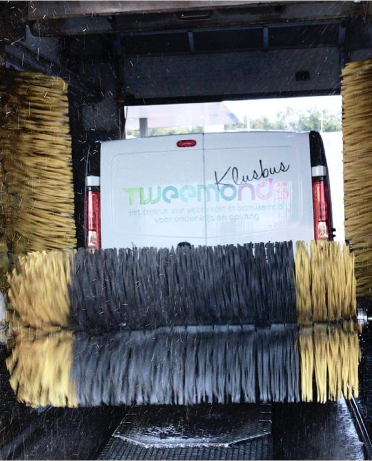 Nog even de KLUSBUS door de wasstraat zodat ie weer spic en span is en dan zijn wij klaar voor de start! Onze collega Bianca trapt schooljaar 2020-2021 vandaag af in Purmerend!