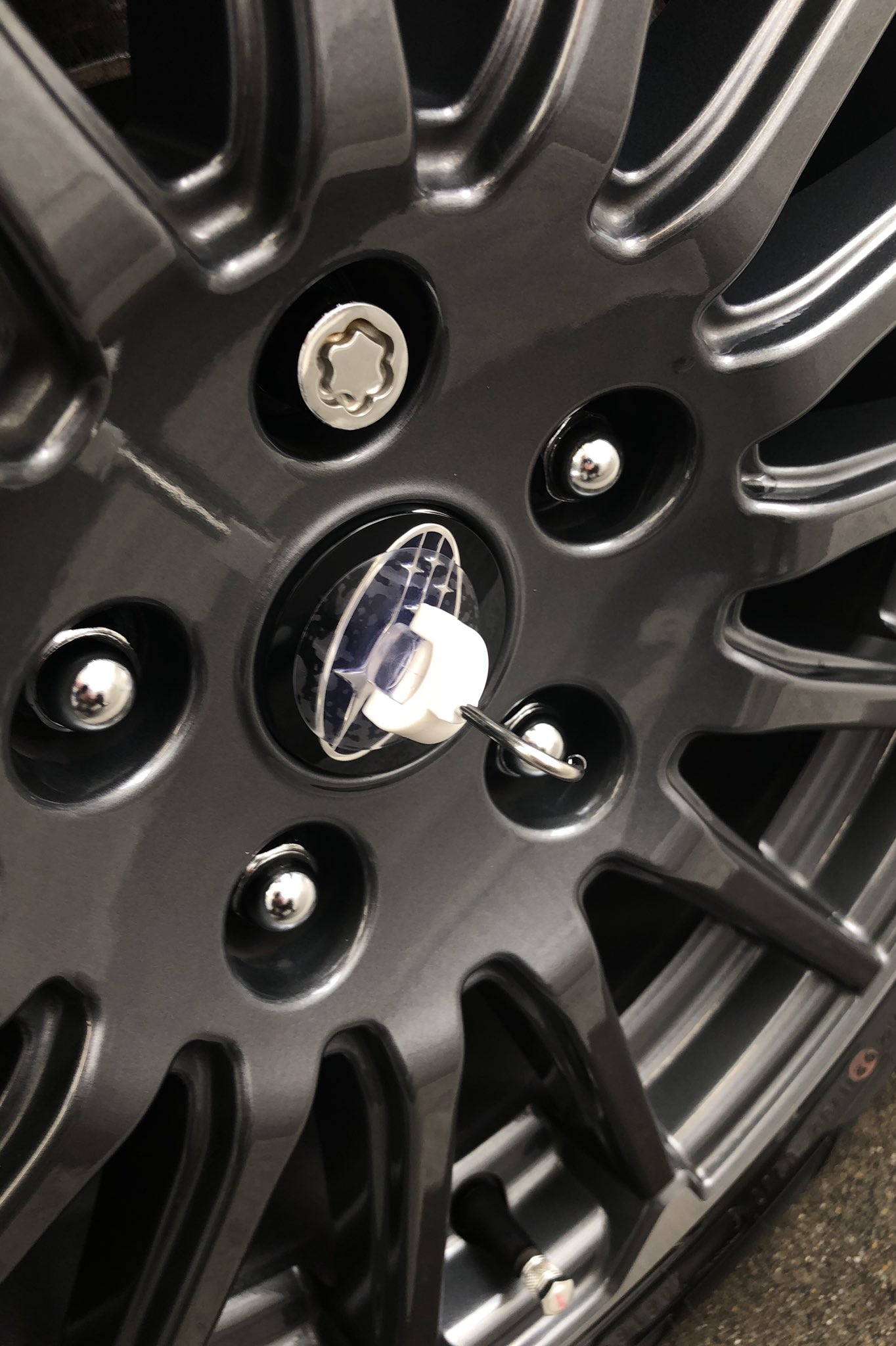 Levorg Sti 今日は朝から洗車 そして洗車後に ホイールセンターキャップ交換 タイヤ外さず ダイソーの吸盤で簡単に 取れました Levorg Subaru レヴォーグ スバル Sti ホイールセンターキャップ 交換 ダイソー 吸盤 T Co Xxdvrzhm6p