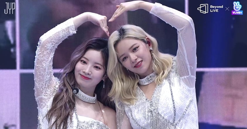 Twicebebe's tweet photo. Dubu y Jeongyeon son hermosas 
 #ExaBFF #ExaONCE @JYPETWICE https://t.co/2mwI3KaMkI