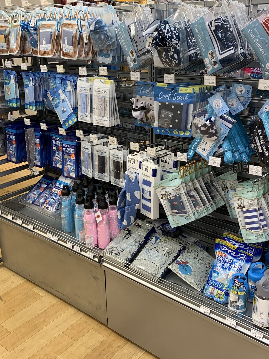 池袋ロフト 10階 健康雑貨売場で クールグッズ 展開してます 濡らして絞って振ってひんやりする クールタオル や ハンディファン も取り揃えております 暑さ対策 にご活用ください