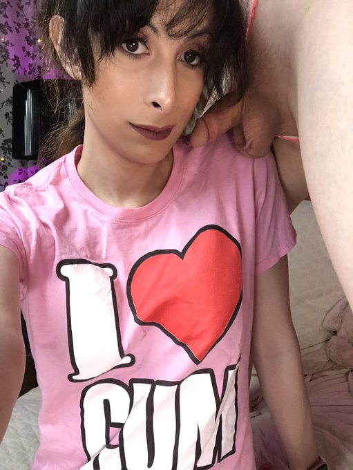 So, @sofia_bun made me wear this shirt. I didn&rsquo;t want to tweet that we&rsquo;re on Chaturbate, but she made<a class="tags" href="/tag/sofia_bun">@sofia_bun</a><a href="/tag/mvsales"class="tags"><span>#mvsales</span></a><a href="/tag/mvtrans"class="tags"><span>#mvtrans</span></a>