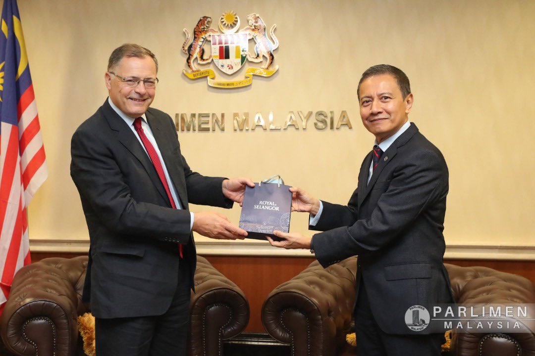 MYParlimen's tweet image. Kunjungan Hormat ke atas YB Datuk Azhar Azizan Harun, Yang di-Pertua Dewan Rakyat oleh HE Charles Hay, British High Commissioner to Malaysia di Pejabat Yang di-Pertua Dewan Rakyat. (11/8/2020)

📷 Parlimen Malaysia | Adnan Khalip 

#ypdr
#dewanrakyat
#parlimenmalaysia