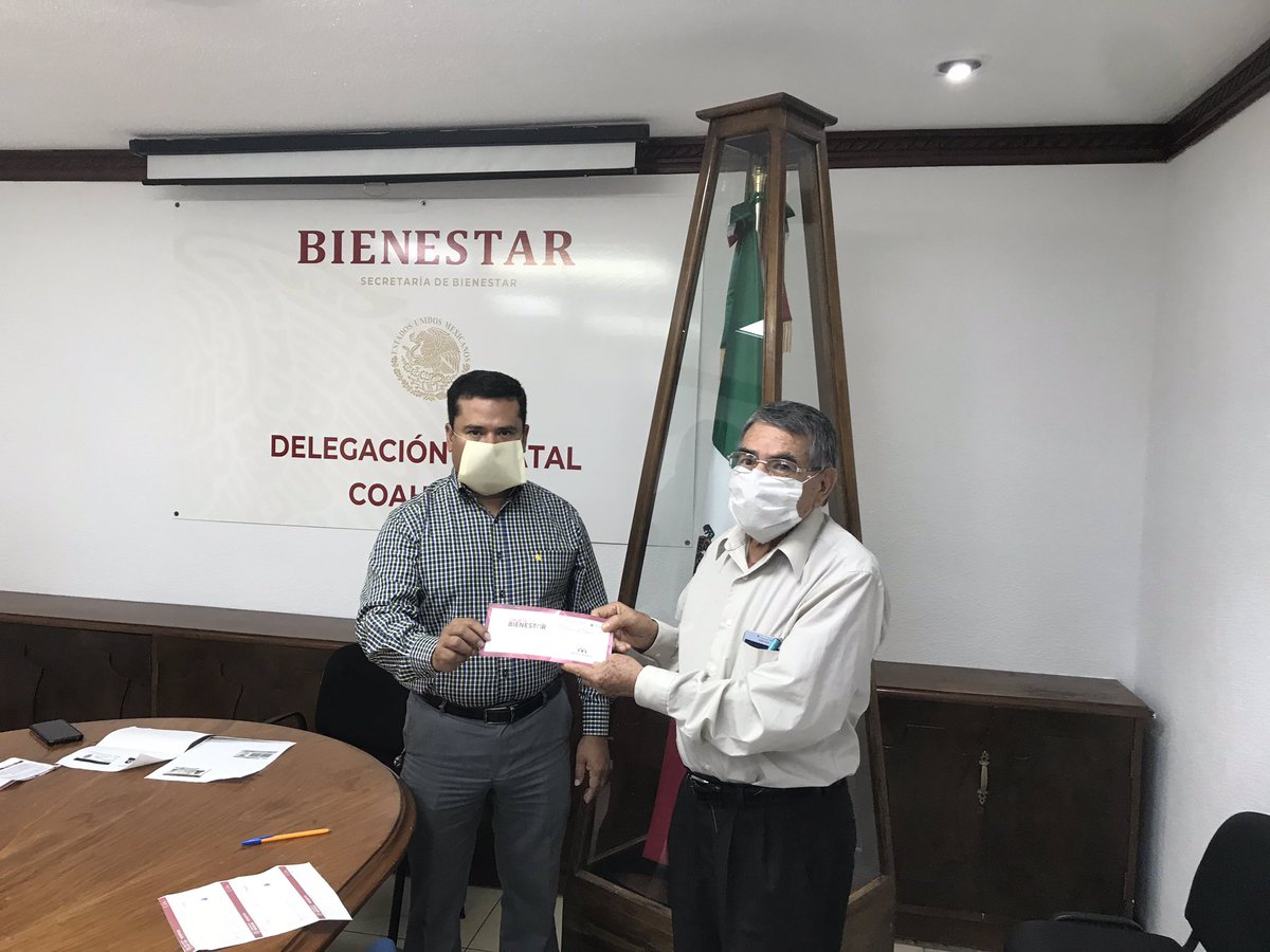 ReyesFloresH's tweet photo. Estoy muy contento porque Don Hilario y la Señora María del Refugio recibieron el día de hoy su tarjeta de pensión para el Bienestar. A los que hayan sido censados con 68 años cumplidos y que aún no les llega su apoyo, favor de mandarme inbox. #Coahuila. https://t.co/qScMBHHCsq