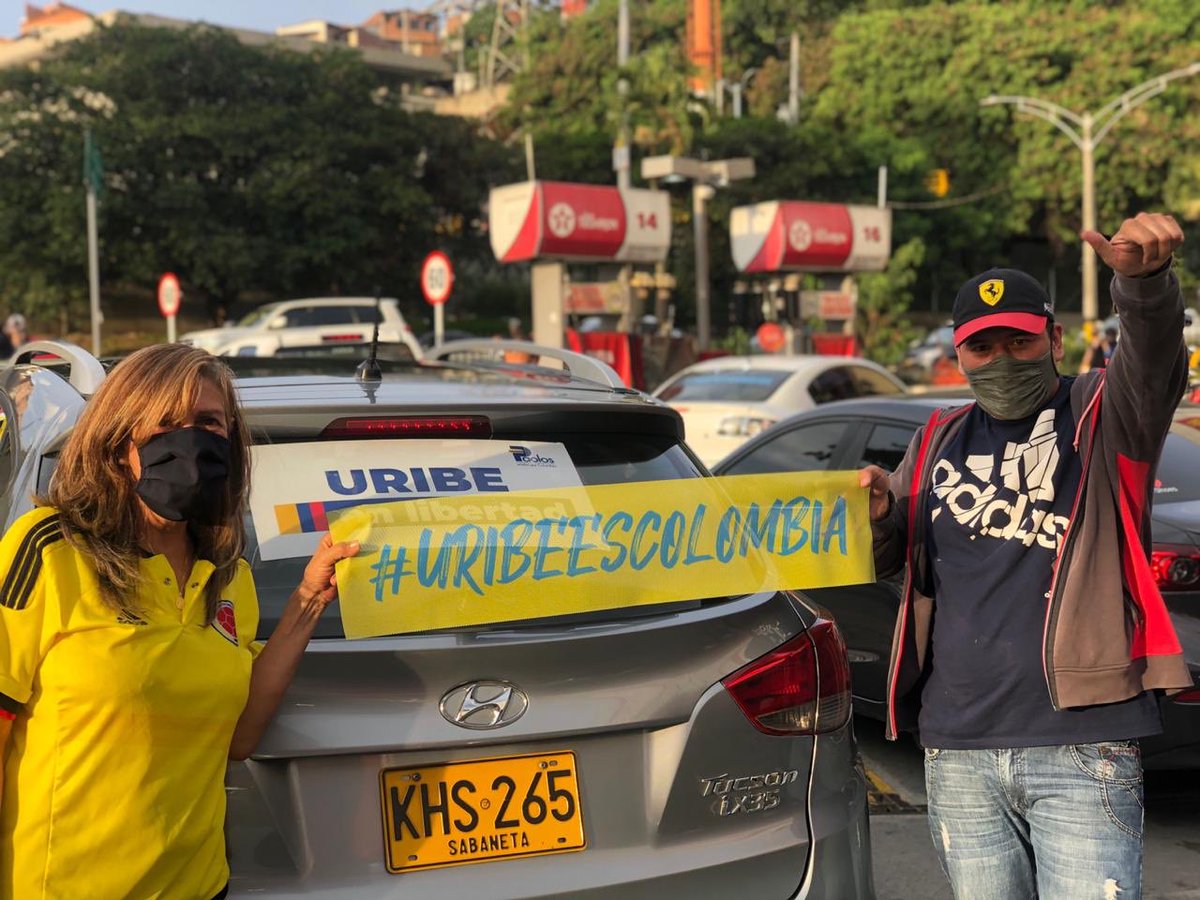 Amo  los uribistas, siempre entusiastas, respetuosos, llenos de fuerza. #UribeLibre #UribismoPresente #CaravanaALaCasaDeUribe #CaravanaNacionalPorLaLibertad