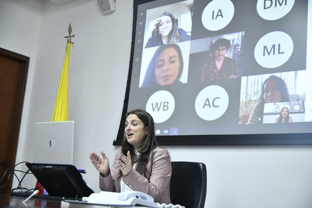 Desde el <a href="/Ministerio_TIC/">Ministerio TIC</a> apoyaremos al gremio de actores para la producción de 300 historias caseras en toda Colombia, que podrán realizar personas naturales que hagan parte del sector audiovisual. Este proyecto lo hemos llamado ‘Grandes historias con pequeñas cámaras’.