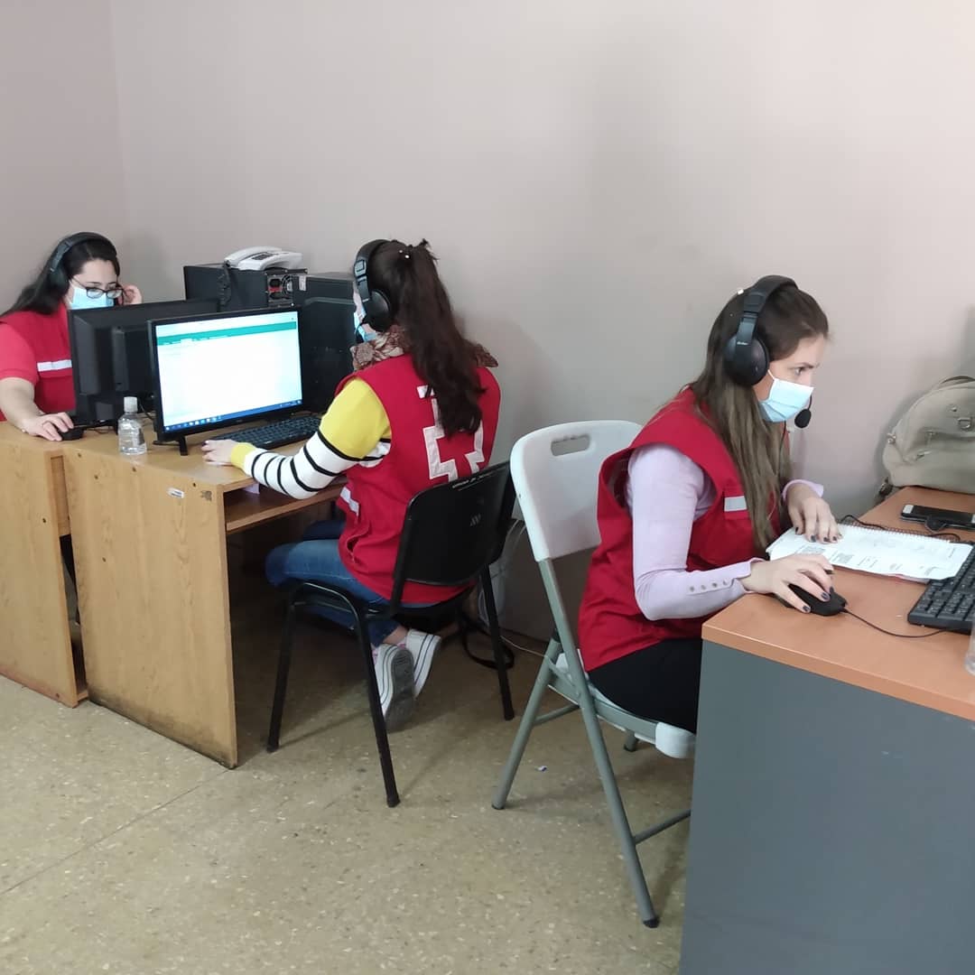 CRA_CBA's tweet photo. ⛑️ Continúan trabajando en el 📳 Call Center del #COE "Covid 19" realizando el seguimiento de casos positivos y en la mesa de tránsito realizando control en la circulación de camiones con cargas y vehículos de transporte 🚚🚛🚌

#CruzRojaTeCuida ♥️
#COE #COVID19 #mesadecontrol https://t.co/gyOjoeNRgo