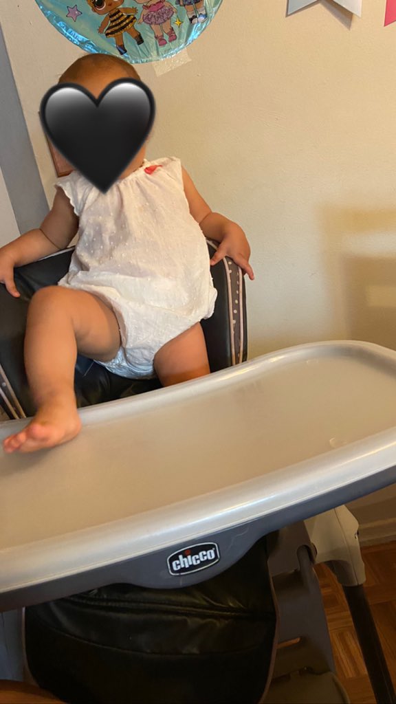 ValinTeenuh's tweet photo. Hey @ChiccoUSA i wanna know why this high chair doesn’t come with straps 😣😩 She’s constantly getting up https://t.co/vGwuCSFbqd