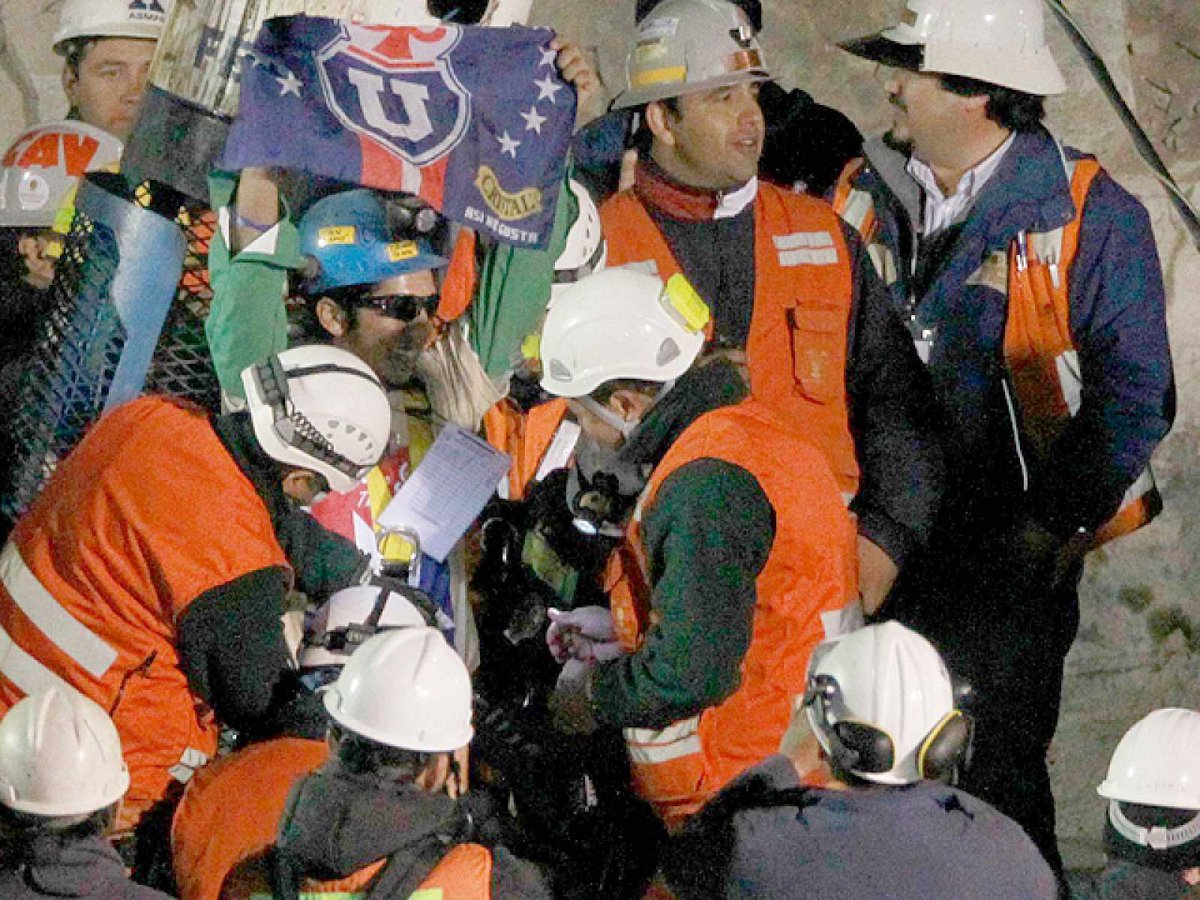 adnradiochile's tweet photo. El minero joven de Los 33: “Si llegaba la muerte, lo hacía con mi banderita de la U al lado” (Por @Cavigol7 )
https://t.co/L3XZNctdWQ https://t.co/YzXaRIMGA8