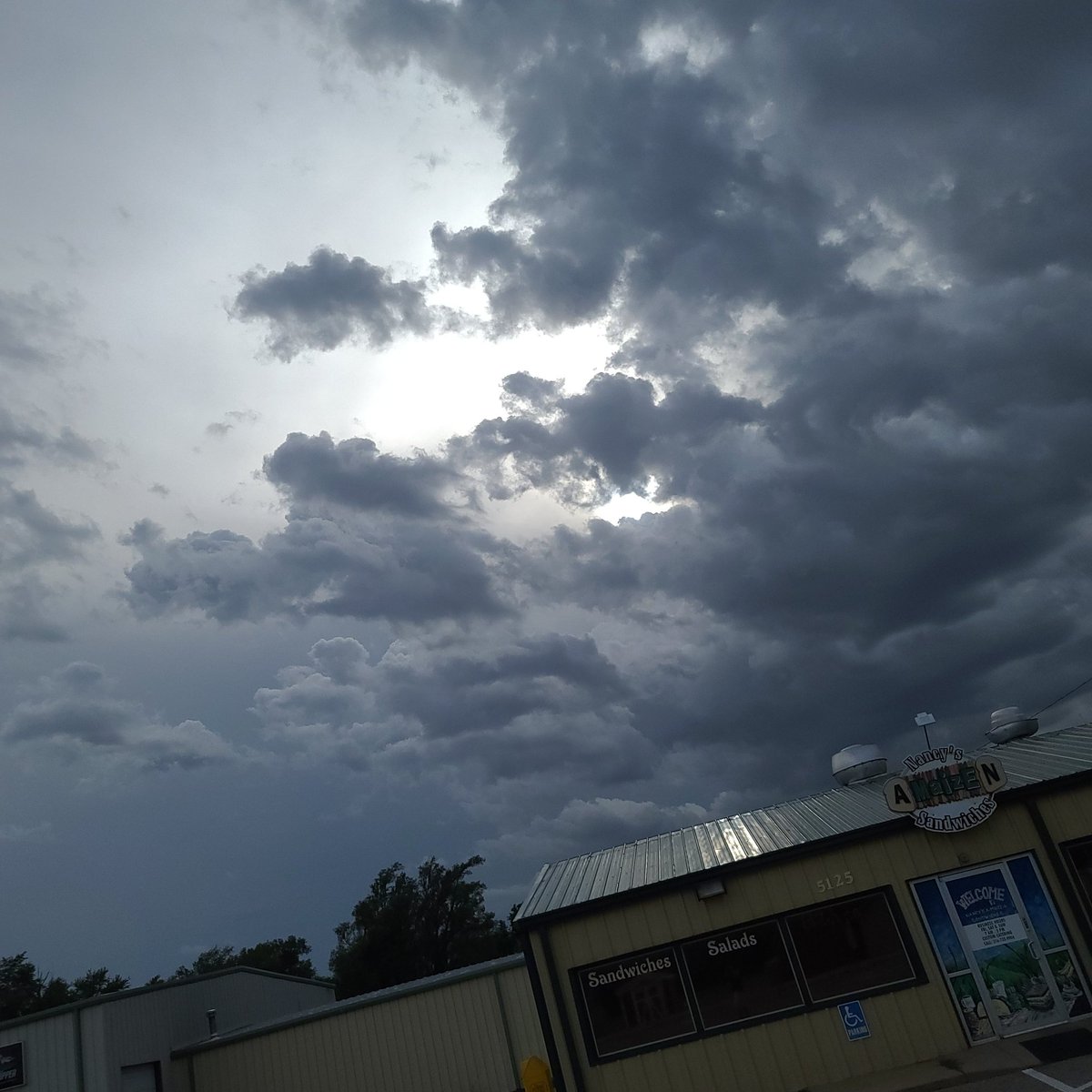 Bitterhops86's tweet photo. A storms a brewing! #wichita #kansas #clouds #rain #storms https://t.co/k7l6ov6u9n