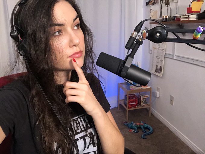 Thinkin, how many different &ldquo;going live&rdquo; pictures can one take? 🤷🏻&zwj;♀️ JOIN me on twitch, in a few minutes<a href="/tag/sceretsauce"class="tags"><span>#sceretsauce</span></a>