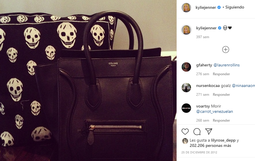 Okay it's time to wrap up 2012. Kylie ended the year by introducing us to two of her classic essentials. Make some noise if you remember her love of Céline Phantom bags and Urth Caffé! She was super obsessed with that bag in the way people obsess over Birkins.