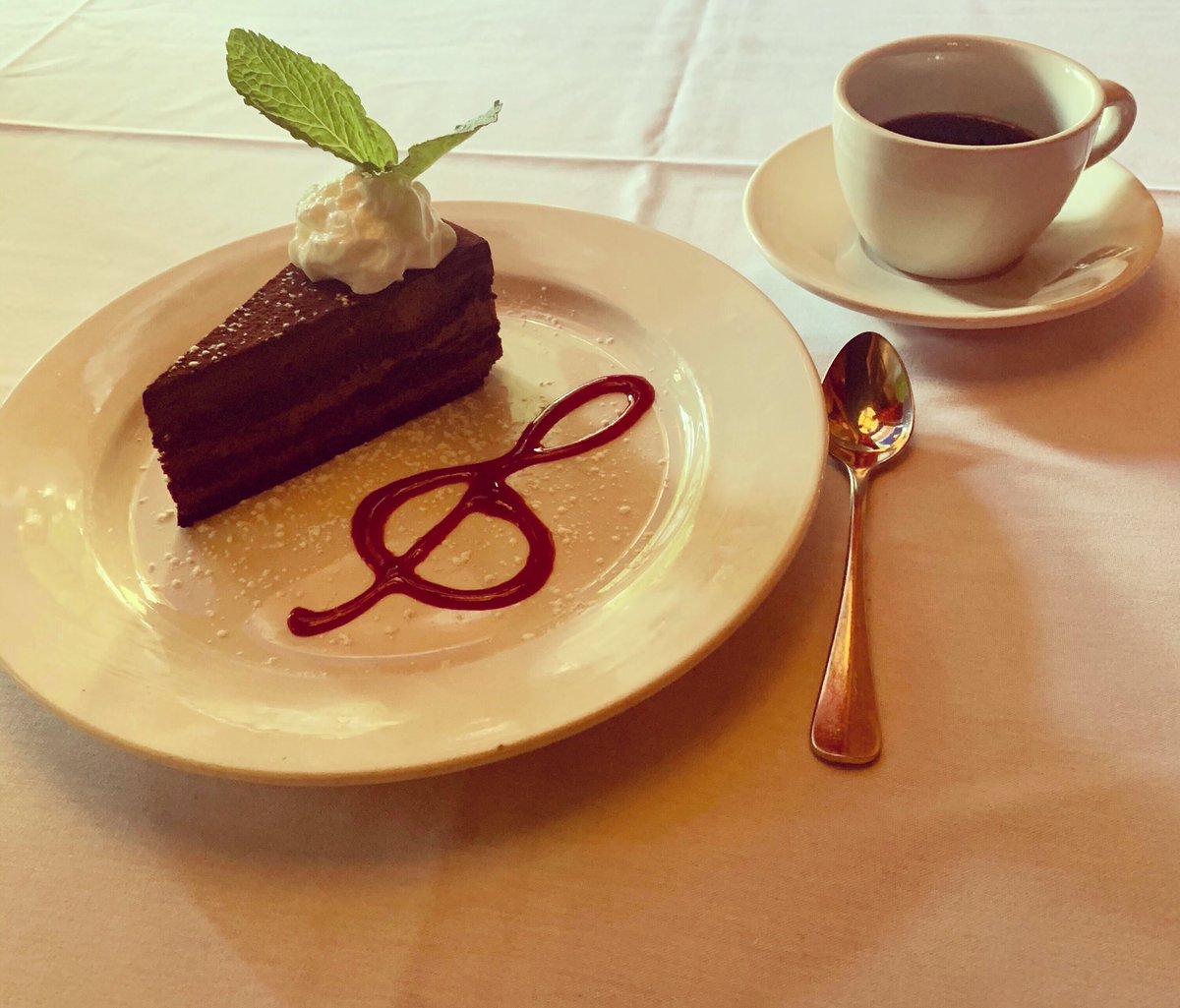 Sometimes you just need to slow it down a bit and enjoy a slice of 𝒞𝒽𝑜𝒸𝑜𝓁𝒶𝓉𝑒 𝑀𝑜𝓊𝓈𝓈𝑒 𝒞𝒶𝓀𝑒!
⠀⠀⠀⠀⠀⠀⠀⠀⠀
#chocolatemoussecake #frenchfood #frenchrestaurant #chezjosephine #nyc