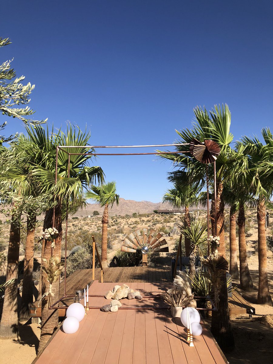 bbnoodz's tweet photo. My sister had to cancel her wedding in March so tonight we’re in Joshua tree and my sister is eloping with her fiancé in front of 10 people :’) 

My blood bro is officiating it bc he still got his ordain license

I did all DIY decor!!! Very proud of my fam https://t.co/d7Q1bib1PB