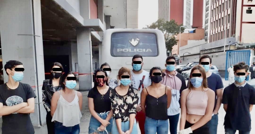 #AHORA #imputadas por Ministerio Público 22 personas ante Tribunal 26 d Control al  violar Decreto Presidencial q establece #EstadoDeAlarma por la pandemia: quienes fueron denunciados por vecinos en #Chacao al realizar #fiesta en un PH con el saldo de 2 contagiados de Covid19