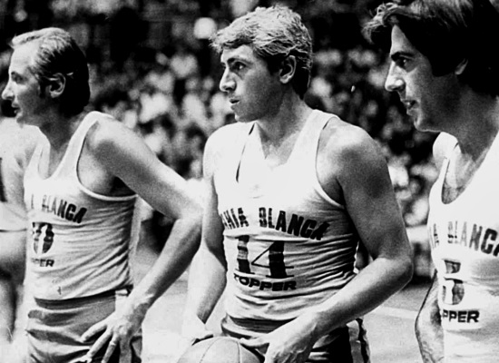 NicoFernandezBB's tweet photo. 📅🎩 #UnDíaComoHoy 12/8/2000, murió Alberto Pedro #Cabrera. "Beto" o "Mandrake". El bahiense fue uno de los mejores basquetbolistas del país. Símbolo de #Estudiantes y la Selección #Argentina, conformó un histórico tridente junto a dos ídolos de #Olimpo: #Fruet y #DeLizaso 🏀🇦🇷 https://t.co/9uSlA128Qm