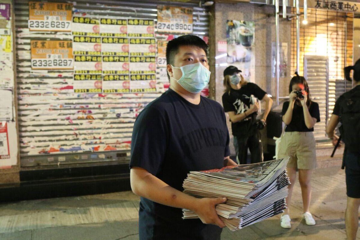 _Fabyanchuk's tweet photo. #HongKongers are amazing, our defiance against tyranny and love for freedom have many of us out at dawn to #SupportAppleDaily and buy the newspaper

Photo source: @USPhongkong https://t.co/tVGKBpdRbc