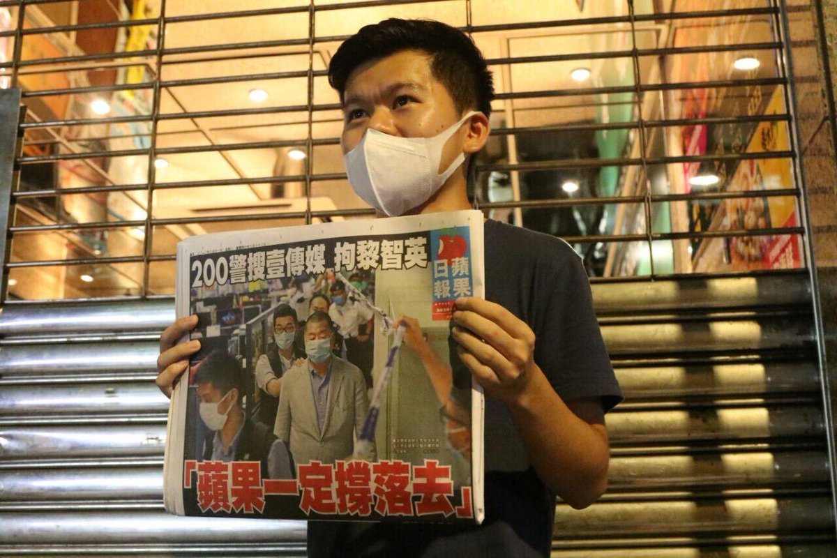 _Fabyanchuk's tweet photo. #HongKongers are amazing, our defiance against tyranny and love for freedom have many of us out at dawn to #SupportAppleDaily and buy the newspaper

Photo source: @USPhongkong https://t.co/tVGKBpdRbc