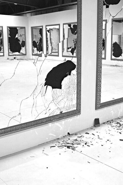 zzaa2016's tweet image. ﻋِﻨﺪﻣَﺎ ﺗَﻨﻜﺴﺮُ ﺍﻟﻤﺮﺁﻳﺎَ ﺣَﺘﻰ ﺃﺟﻤَﻞُ ﺍﻟﻮُﺟُﻮﻩِ ﺗَﺘَﺸﻮﻩ ,ﻛﺬﻟﮓ ﺍﻟﻘُﻠﻮﺏ ﻋِﻨﺪَﻣَﺎ ﺗَﻨﻜﺴِﺮ ﻳﺘَﺸﻮﻩُ ﻓِﻴﻬَﺎ ﻛُﻞ ﺷَﻲ 😔
#اضافه_متابعه
#فايز_المالكي
#