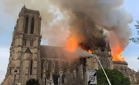 Je rajoute également des photos d’incendies de cathédrales, dont celui de Notre-Dame de Paris et de Nantes.