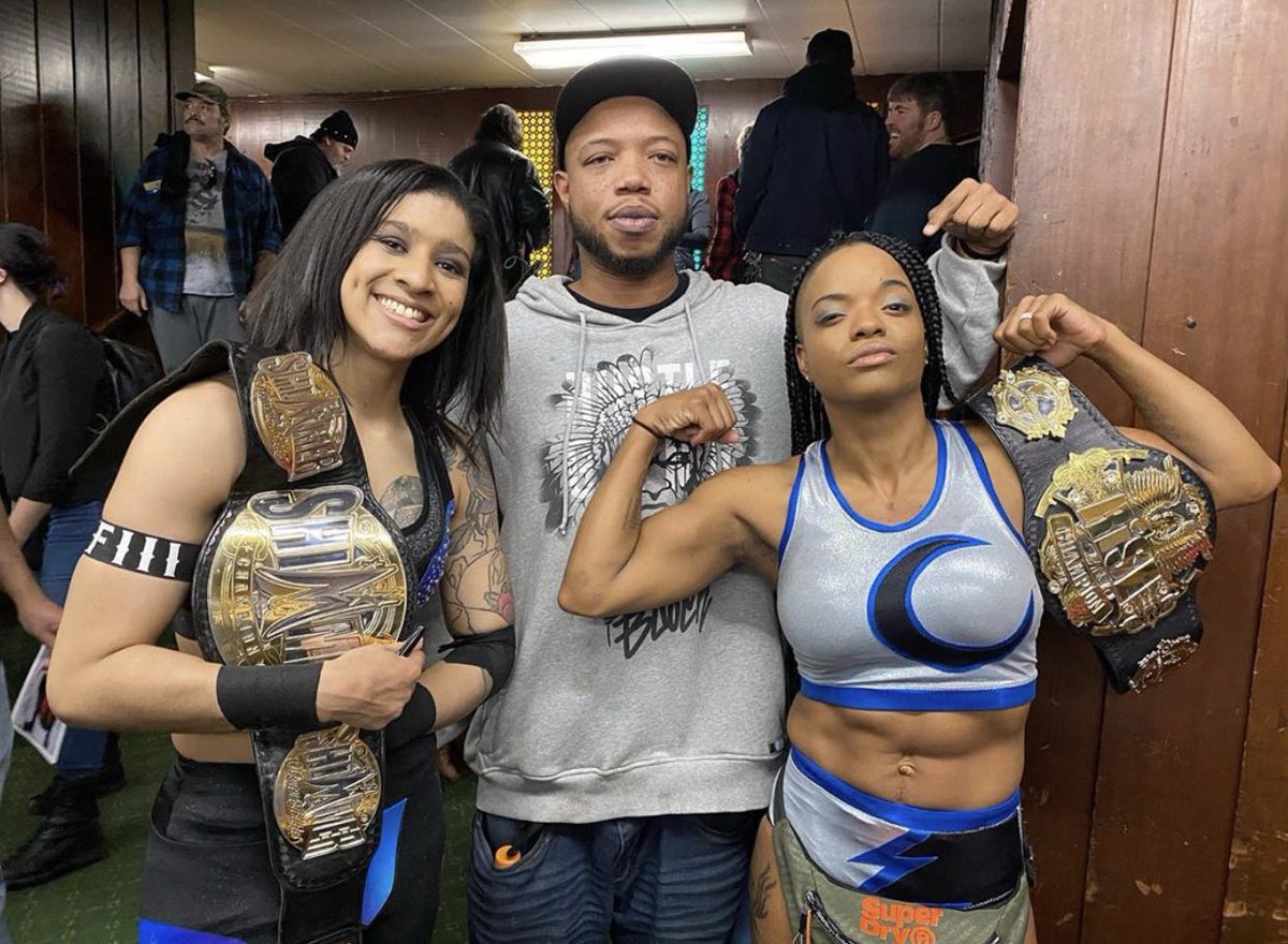 WeLuvWrestling1's tweet photo. I know #wweraw was cool but #AEWWTTC 😌 #AEWDark #AEWDynamite #SwoleFamily #BigSwole #LittleSwole #WeLuvWrestling https://t.co/8q7ZK4ev7a