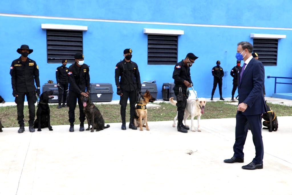 JeanARodriguezS's tweet photo. Para garantizar la seguridad en #LaNuevaVictoria se cuenta con: estrictos protocolos de acceso, más de 900 VTP, +2000 cámaras de seguridad, Unidad Canina K9, escuadrón antimotines, estación de bomberos, vehículos todo terreno y vehículos para transportar a los internos. https://t.co/LVIWpHAGZT