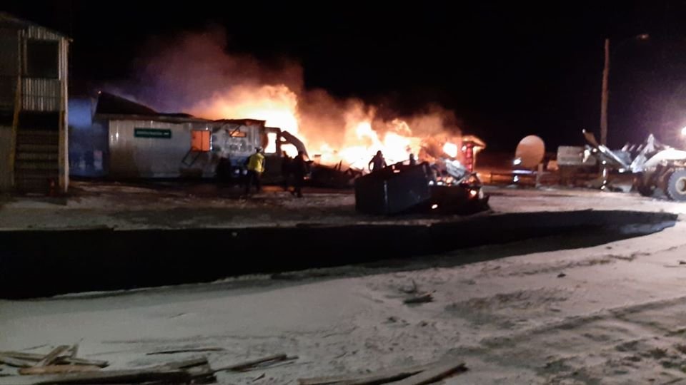 GrupoWurtlitzer's tweet photo. AHORA | Incendio en empresas, forestal Russfin que arde c/ maquinaria en Tierra del Fuego, Región de Magallanes y de la Antártica Chilena. https://t.co/oFtEnx6P2g