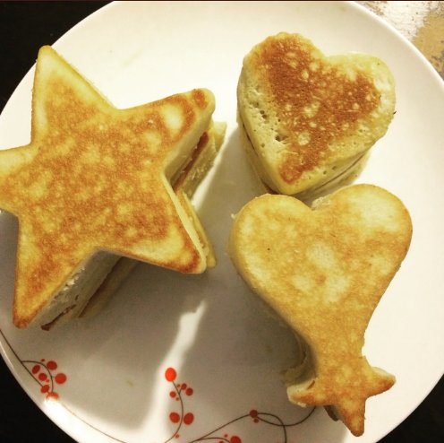 pancakes for @bonkedbucky from @strangesbeyonce ! <3

  ‘i love you so much<3’