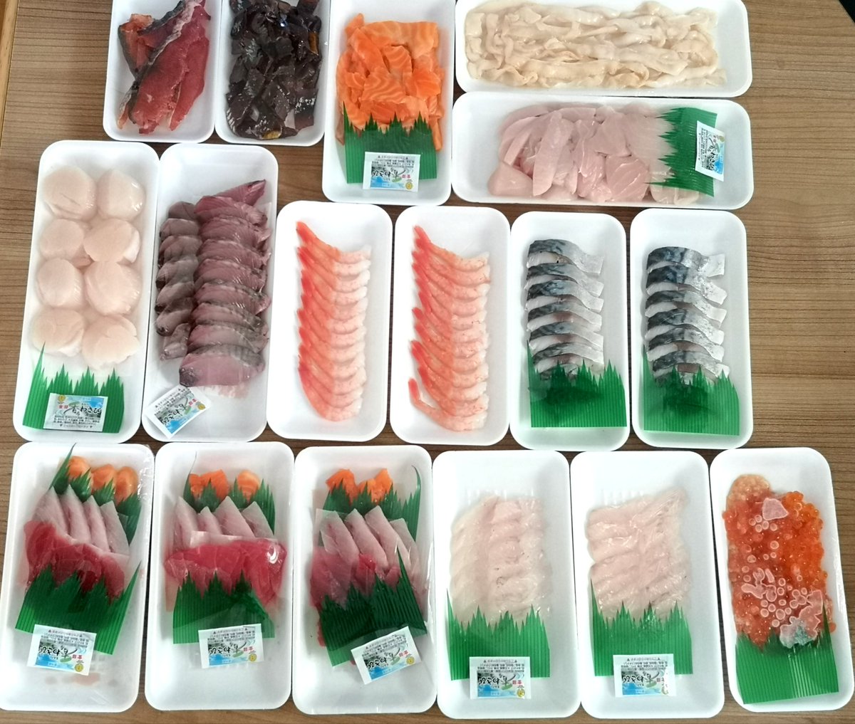 temtem_san's tweet photo. 本日の陸奥湊の収穫✨
魚菜小売市場のお刺身、お肉屋カマヤさんのフライドチキン、楽楽亭さんの塩麹の手羽先・たらフライ・メンチカツ！時間が遅かったからか?優しいおばちゃま達が色々割引してくれた😘工藤商店さん @8gyosaikudou の身欠きニシン、うんまーーー😍💗
#八戸市営魚菜小売市場　#陸奥湊 https://t.co/PXGq5Efeto