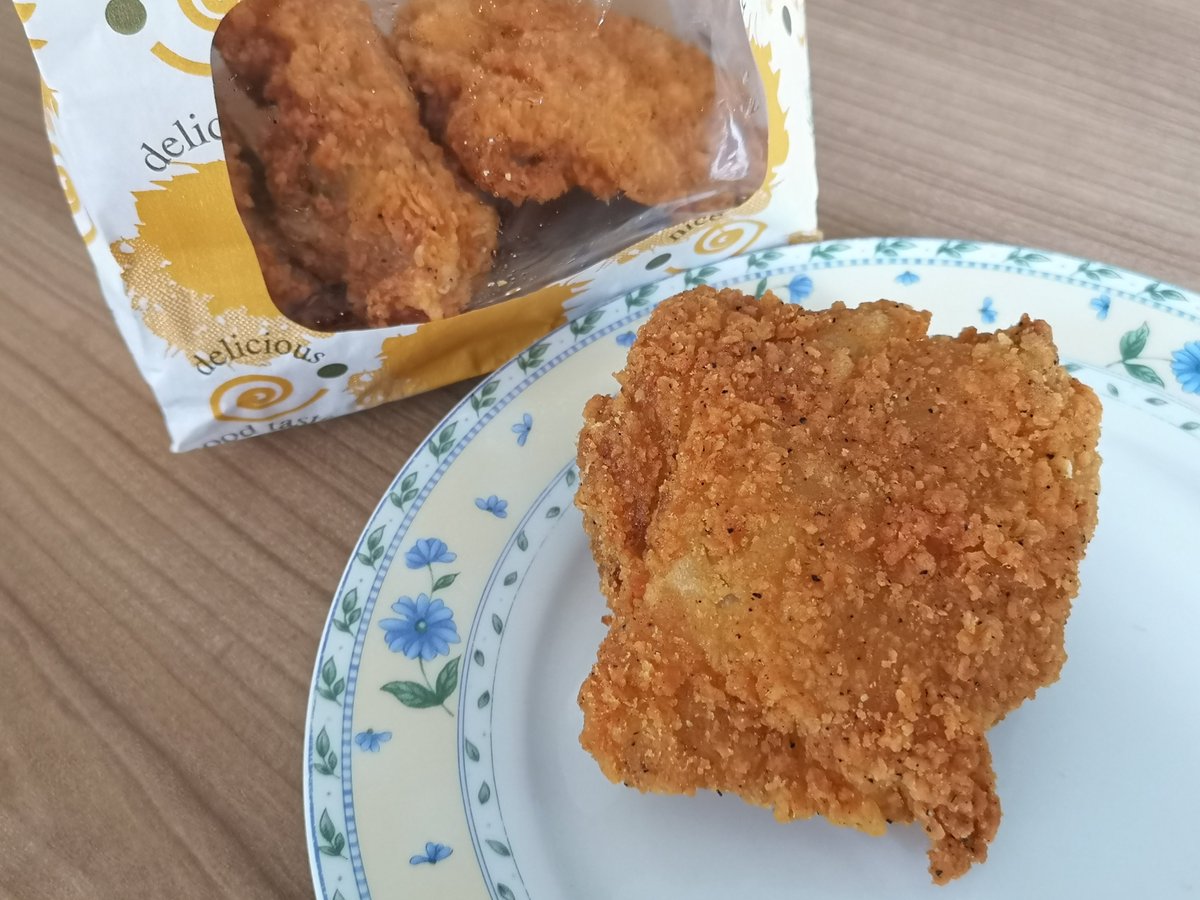 temtem_san's tweet photo. 本日の陸奥湊の収穫✨
魚菜小売市場のお刺身、お肉屋カマヤさんのフライドチキン、楽楽亭さんの塩麹の手羽先・たらフライ・メンチカツ！時間が遅かったからか?優しいおばちゃま達が色々割引してくれた😘工藤商店さん @8gyosaikudou の身欠きニシン、うんまーーー😍💗
#八戸市営魚菜小売市場　#陸奥湊 https://t.co/PXGq5Efeto