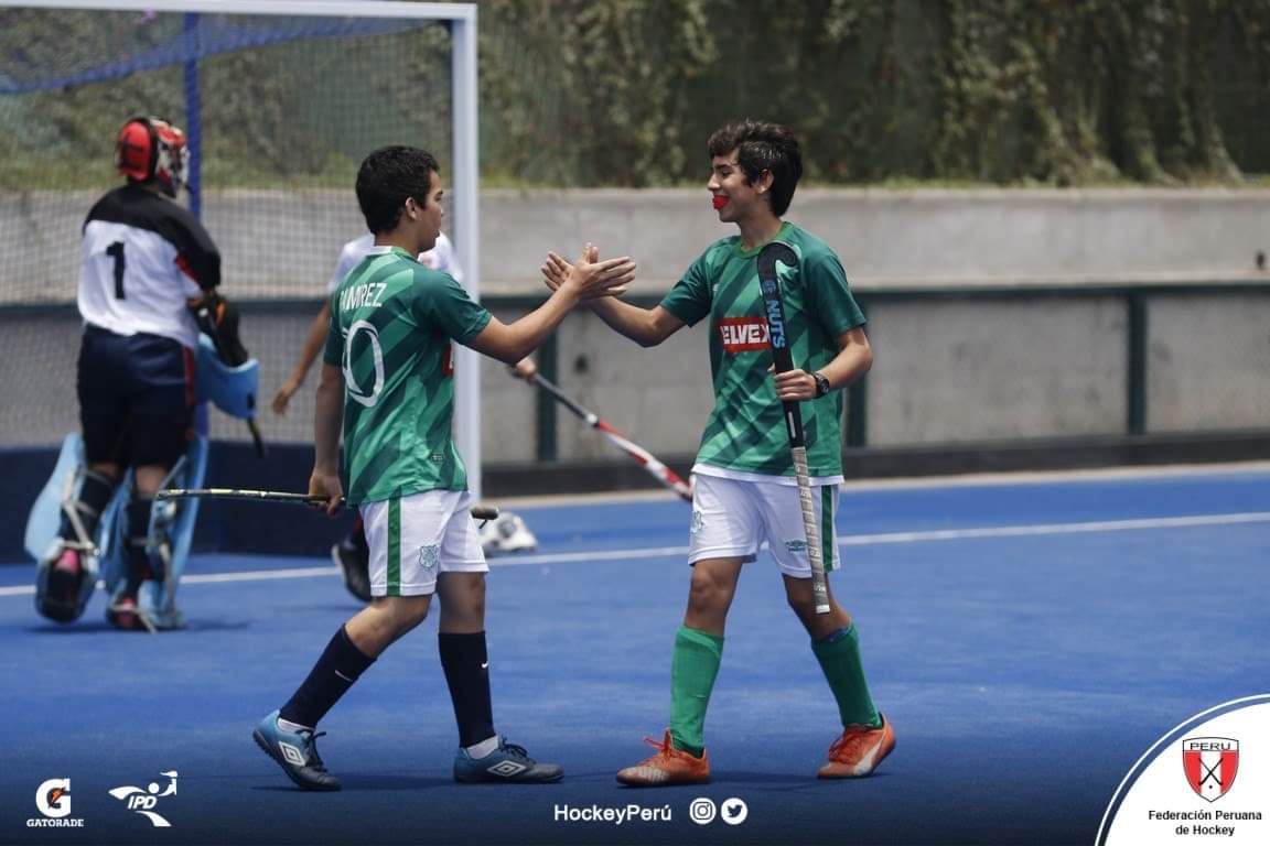 #LunesDeVictoria | Gabriel Pezo y Adrián Ramírez celebran uno de los goles de Lima Cricket en su camino al título del Campeonato Nacional de Field Hockey Menores 2019.

📸 <a href="/EriksonMTapia/">Erikson Montenegro T</a> (TVC Star Media)

#HockeyPerú #CaminoalÉxito