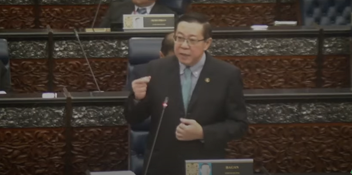 NewsBFM's tweet photo. Former finance minister Lim Guan Eng, who is contesting a charge of receiving a RM3.3 million bribe related to the Penang undersea tunnel project, insists the MACC has yet to show evidence the funds were in his possession. https://t.co/orvM0ryVT8