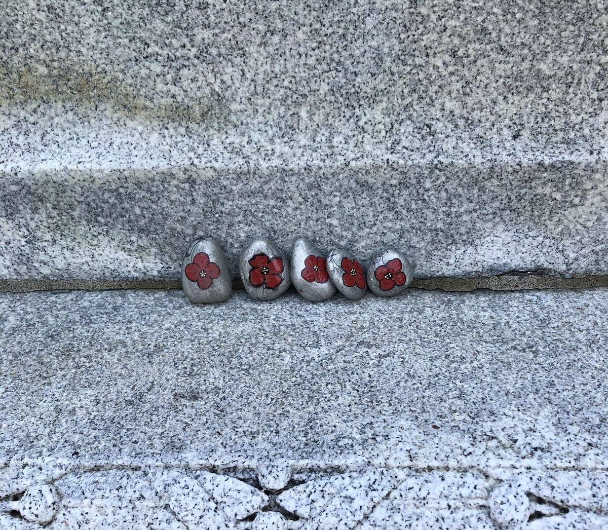 melanie_korach's tweet photo. Today I visited the #Whitby Cenotaph which honours those who lost their lives serving our country in WW1 & WW11. I was so touched to see the #RocksOfRemembrance placed on the monument. What a wonderful idea for everyone to consider as a way to honour the fallen. #StarfishClub https://t.co/uaVs56XUCx
