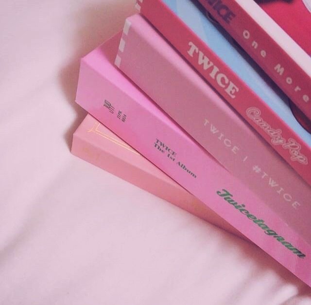 neojohnjae's tweet photo. nomin !¡ soulmates au
《Sounds in my head》

Se sua alma gêmea está ouvindo música, ela ficará presa em sua cabeça até que seu soulmate pare de ouvi-la. Lee Jeno está passando por sua fase indie, e Na Jaemin pela de pop chiclete. https://t.co/UcCEbIDkh4