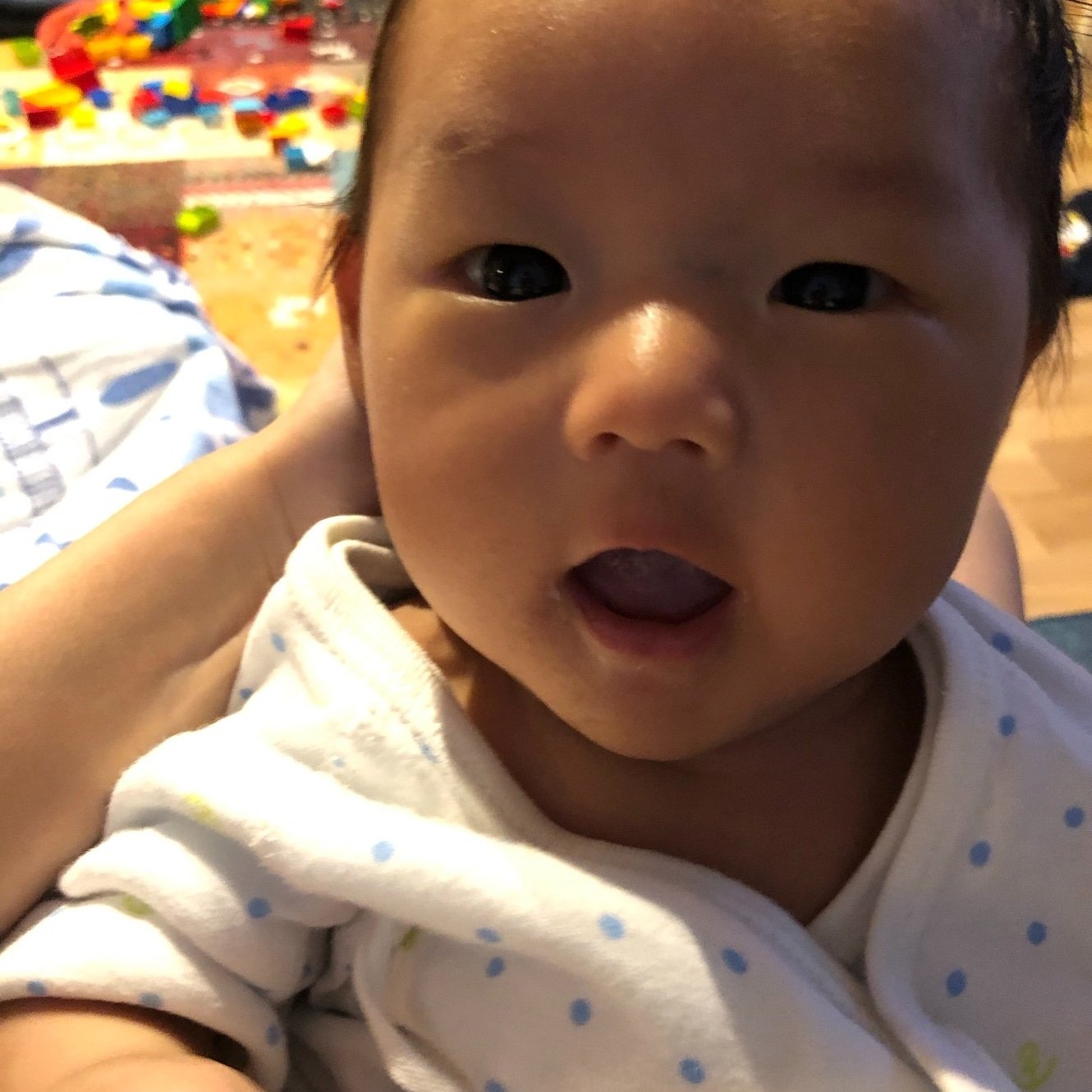 いのうえかずみ 少し子供の顔になってきたね お兄ちゃんに似て イケメンくんの匂いがします イケメン赤ちゃん T Co M2peuikubf Twitter