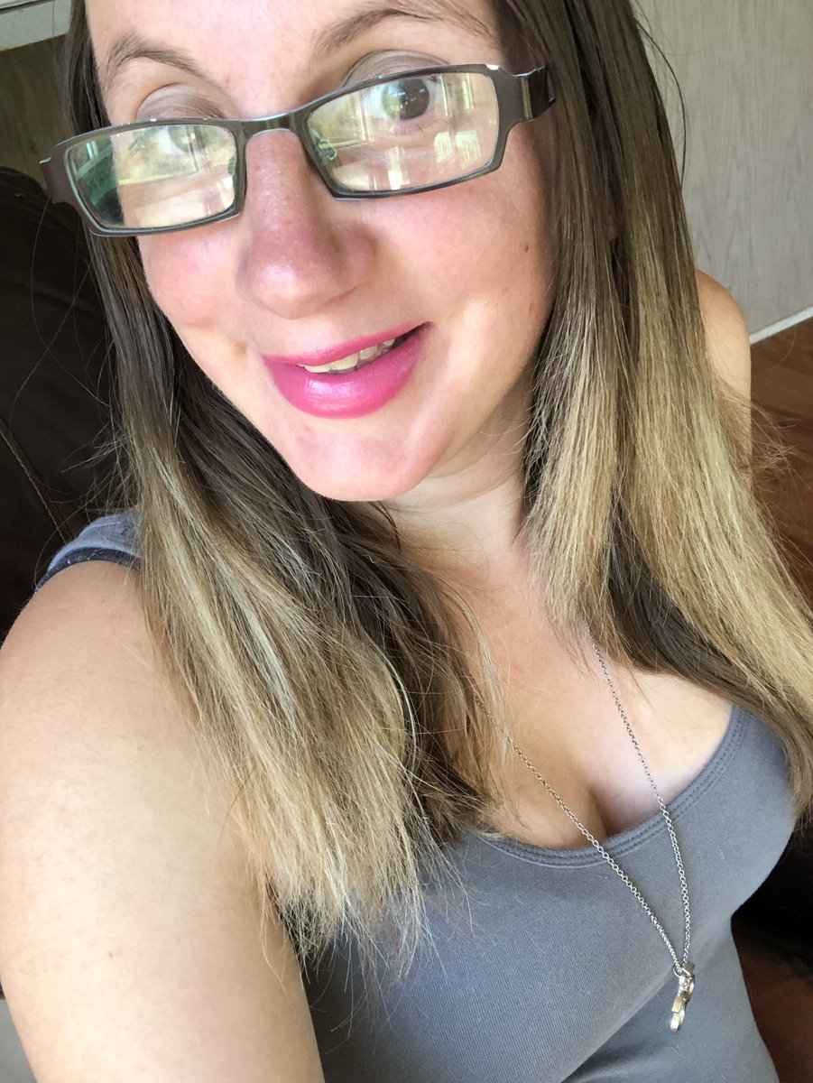 SarahandersonA's tweet photo. I remember the days where I didn’t like to take a selfie. Where I didn’t want to look at the camera.

I am pro selfie you are beautiful. Show it off . 
Also I love Arbonne makeup 💄

No filter.
#veganmakeupproducts
#wellnessblogger 
#wellpreneur 
#mindbodysoul 
#mindbodygram https://t.co/YwCFGNPVbA