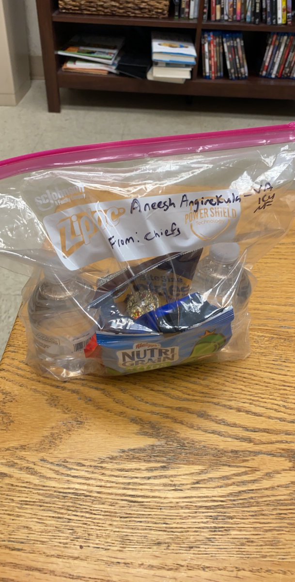 AngirekulaMed's tweet photo. I went down to the emergency room to admit a patient, and when I came back, I found this little surprise sitting on my desk! Reason #936873 why I love being a resident at @BSWHTemple_IMED Thank you Chiefs! #VANights https://t.co/u4KdnoL0iu