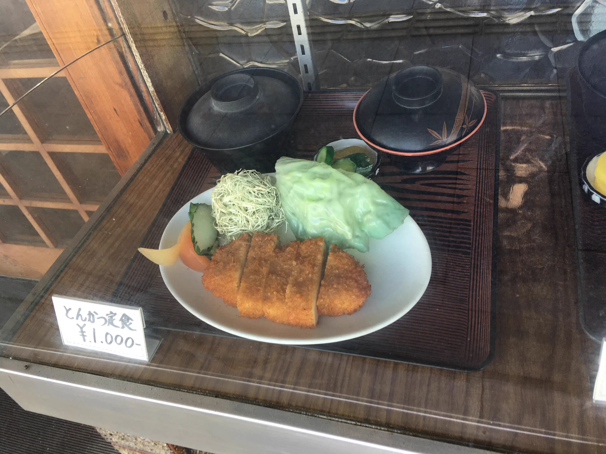 良い意味で、食品サンプルと全く違うとんかつ定食出てきたｗｗｗこのボリューム最高ｗｗｗ