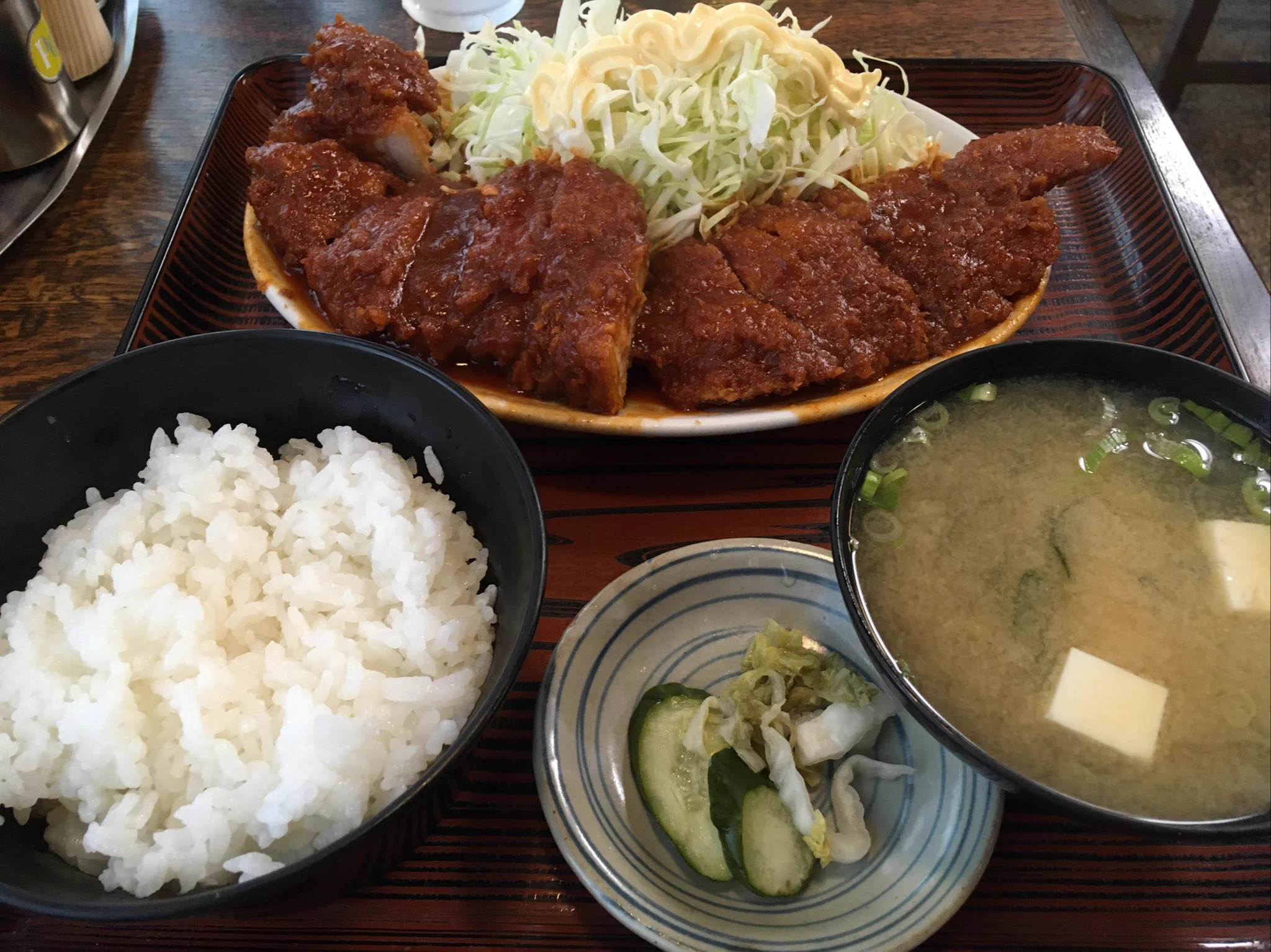 良い意味で、食品サンプルと全く違うとんかつ定食出てきたｗｗｗこのボリューム最高ｗｗｗ