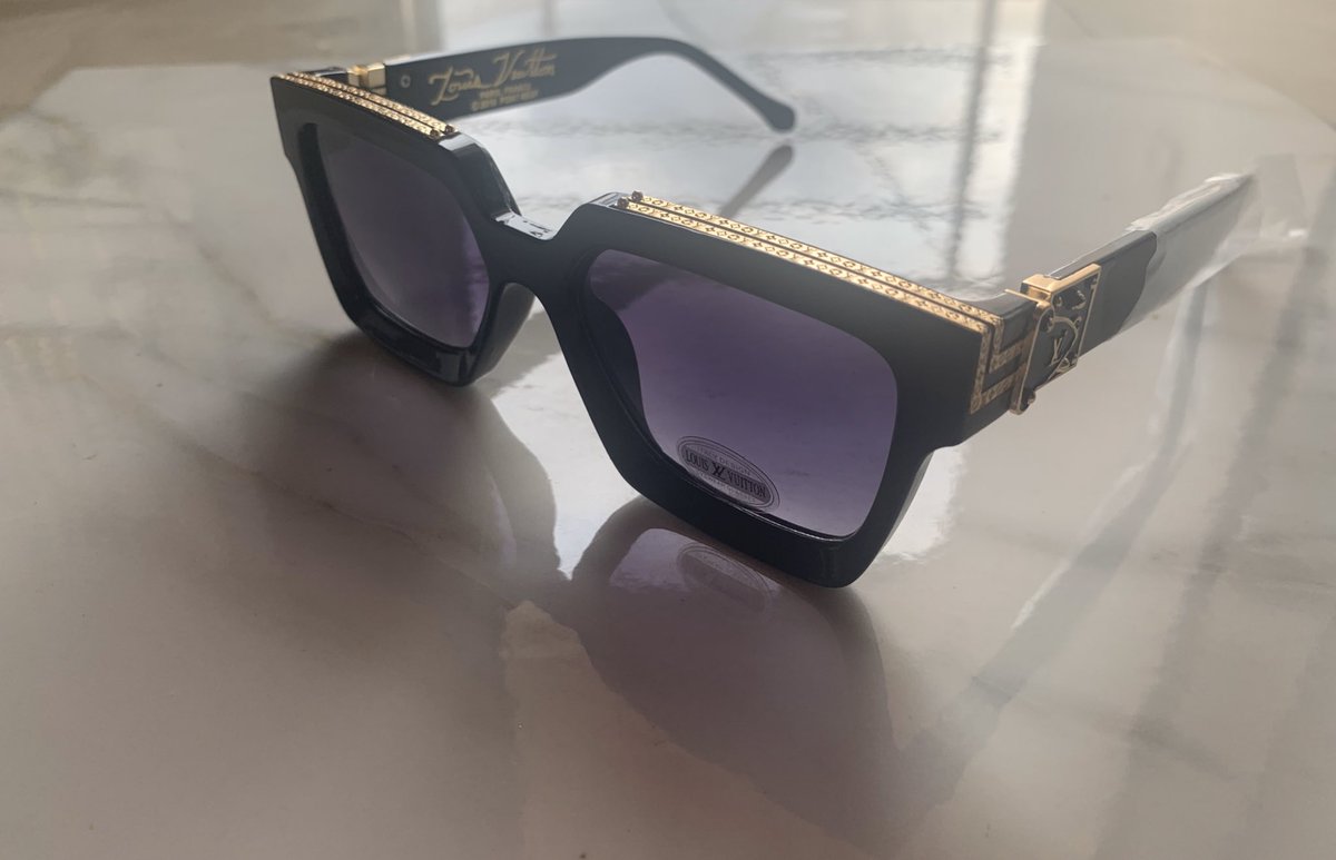 Unisex sunglasess UV protection lens N3,000 only Send a dm to order yours Nationwide deliveries