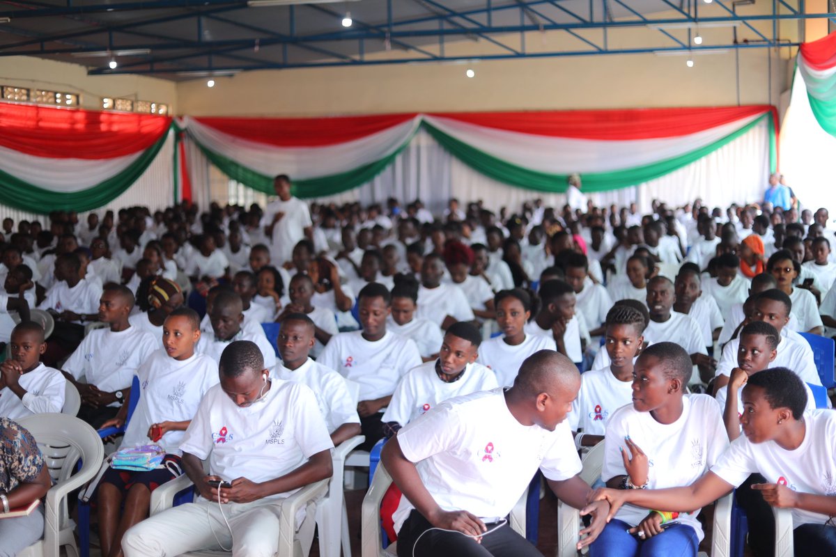 #Burundi Le dernier jour de sensibilisation pour les jeunes scolarisés de la @MairieBuja. Aujourd'hui la <a href="/Burundi1stLady/">Angeline Ndayishimiye Ndayubaha</a> rencontre les jeunes de la Commune #Muha. Ladite activité se déroule actuellement à Kanyosha dans la salle de la Paroisse Kanyosha.