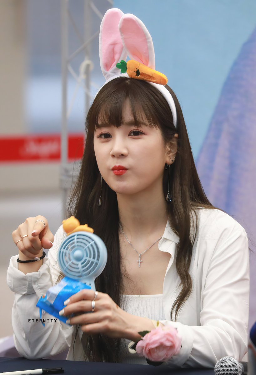 Eternity_APINK's tweet photo. 180722 에이핑크 코엑스 팬싸인회 #에이핑크 #박초롱 
@Apinkpcr

😊 https://t.co/2nln9ukCue