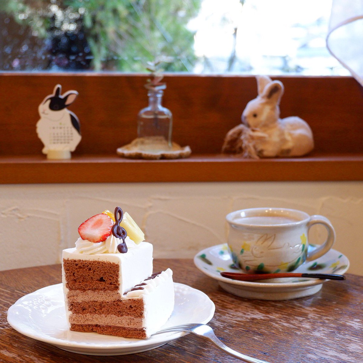 ひろろ こじんまり個人カフェがすき 店名 Petit Lapin プチラパン 最寄り駅 橋本 頂いたもの ピアノ コーヒー ひと言 うさぎの小物が散りばめられてる可愛らしいケーキ屋さん カップまでうさぎです 頂いたピアノは生チョコケーキ