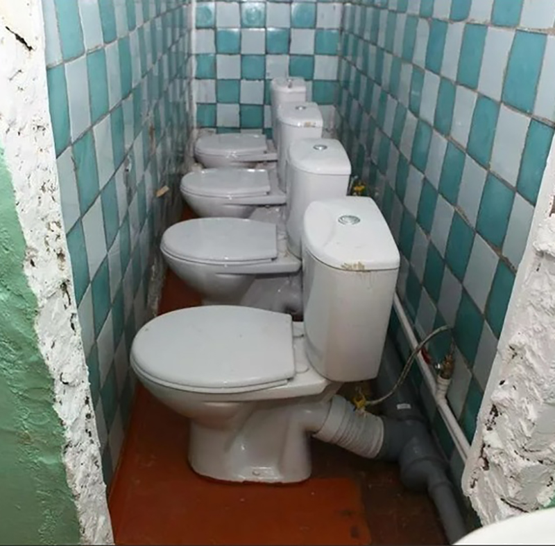 Школа без туалета. Shkolniy tualet. Старые туалеты в школах. Унитаз в школе. Ужасный школьный туалет.