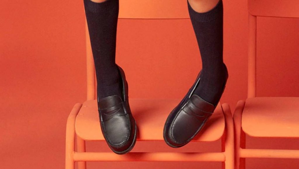 ReasonWhy's tweet photo. La campaña "La vuelta al cole" de El Corte Inglés mostraba los pies de un niño al borde de una silla, como si estuviera colgando. Los usuarios han criticado la imagen, pues consideran que contiene connotaciones suicidas. || Más info aquí 👉🏽 https://t.co/0a6Nj7dsPg https://t.co/TUiwbtQr8r
