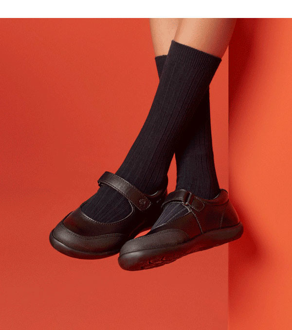 ReasonWhy's tweet photo. La campaña "La vuelta al cole" de El Corte Inglés mostraba los pies de un niño al borde de una silla, como si estuviera colgando. Los usuarios han criticado la imagen, pues consideran que contiene connotaciones suicidas. || Más info aquí 👉🏽 https://t.co/0a6Nj7dsPg https://t.co/TUiwbtQr8r