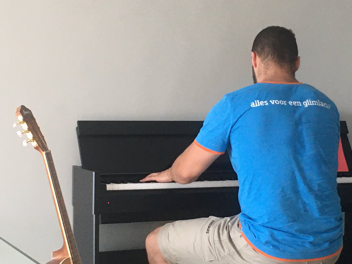 When your washing machine gets delivered and your installer cannot resist your piano <a href="/Coolblue_NL/">Coolblue</a> so nice!!!