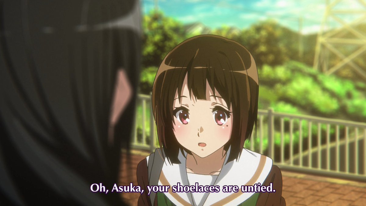 The shoe tying scene from Eupho S2 is brilliant! It perfectly encapsulates Asuka& #39;s hatred towards being put on a pedestal. Kaori ties Asuka& #39;s shoes for her as if Asuka is some sort of deity and Asuka& #39;s darkened, unhappy face implicates she despises special treatment. (1/6)