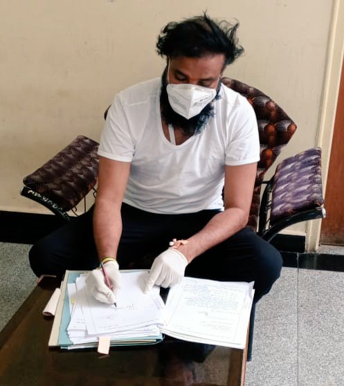 ಕೊರೊನ ಸೋಂಕಿನ ಕಾರಣದಿಂದ ಆಸ್ಪತ್ರೆಗೆ ದಾಖಲಾಗಿರುವ ಹಿನ್ನೆಲೆಯಲ್ಲಿ, ಸೂಕ್ತ ಸುರಕ್ಷಿತ ಕ್ರಮಗಳ ನಡುವೆ ಕೆಲವು ಕಡತಗಳ ಪರಿಶೀಲನೆ ಮಾಡಲಾಯಿತು.

ಅಗತ್ಯ ಸಾರ್ವಜನಿಕ ಕೆಲಸಗಳು ನಿಲ್ಲಬಾರದೆಂಬ ದೃಷ್ಟಿಯಿಂದ ಕೆಲವು ತುರ್ತು ಕೆಲಸಗಳನ್ನು ಆಸ್ಪತ್ರೆಯಿಂದಲೇ ನಿರ್ವಹಿಸುತ್ತಿದ್ದೇನೆ.

ಸಹಕರಿಸುತ್ತಿರುವ ಎಲ್ಲರಿಗೂ ಧನ್ಯವಾದಗಳು.